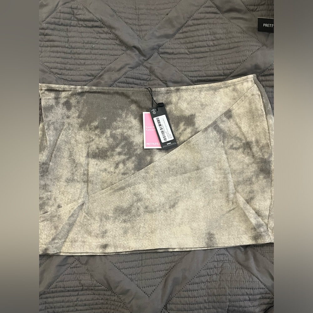 PRETTYLITTLETHING- Grey Twill Low Rise MicroMini Skirt. US size 4. New with tags